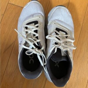Gently worn size 7 onCloud cloud go sneakers